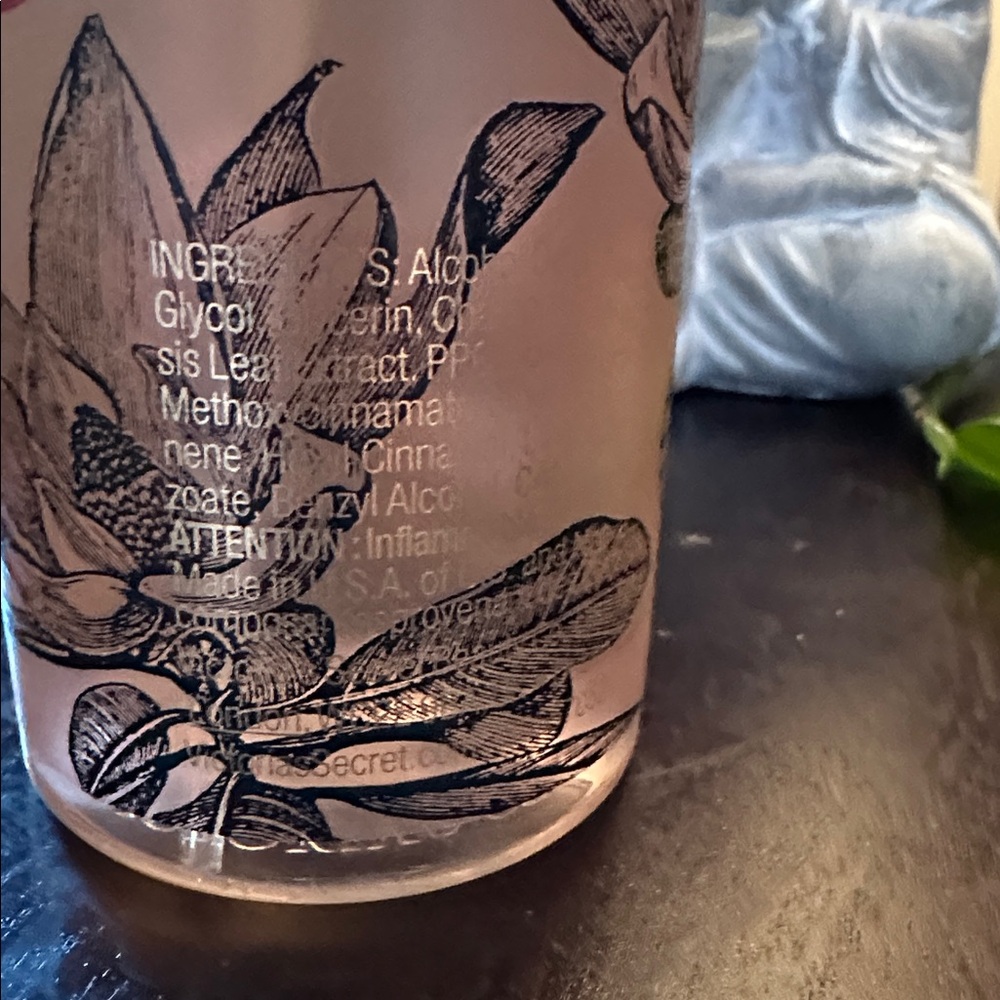Victoria's Secret Blushing Berry Magnolia Mist - Pink Floral 8.4oz - Picture 4 of 7